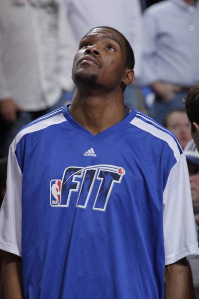 6连败！独行侠逆转国王，威少15中4背锅，状元险受伤，浓眉19+16